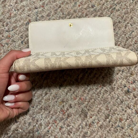 Michael Kors Vanilla/Beige Signature Canvas Fulton Flap Continental Wallet - Picture 8 of 14